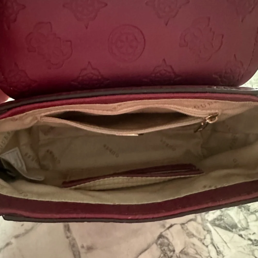 Guess Crossbody - Picture 4 of 4